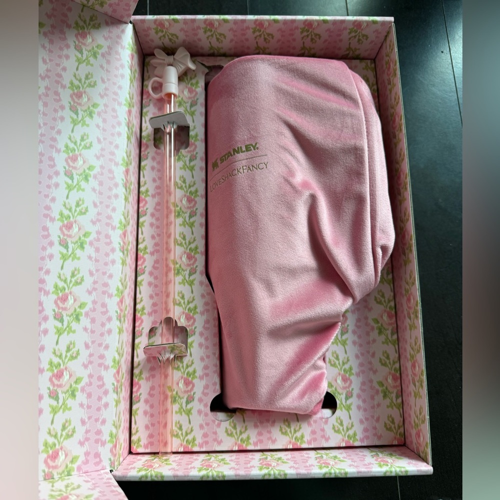 NWT The Stanley X LoveShackFancy Quencher 40 Oz Blooming Heirloom - Picture 4 of 4